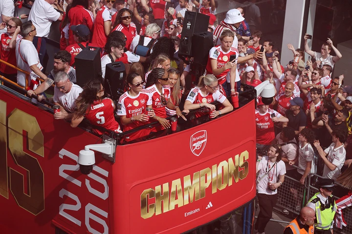 Quên nỗi buồn Champions League, Arsenal rước cúp giữa hàng trăm nghìn CĐV