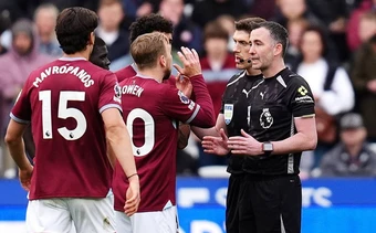 Quyết định của VAR đang đẩy West Ham xuống vực thẳm