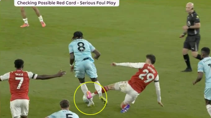 Quyết định khiến fan tin VAR và trọng tài 'muốn' Arsenal vô địch Premier League Quyết định khiến fan tin VAR và trọng tài 'muốn' Arsenal vô địch Premier League