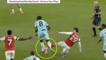 Quyết định khiến fan tin VAR và trọng tài 'muốn' Arsenal vô địch Premier League