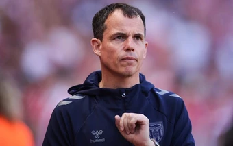 Regis Le Bris và nhiệm vụ "có thể xuống hạng nhưng phải thắng Newcastle"