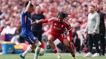 Rio Ngumoha tỏa sáng để làm bẽ mặt... Liverpool