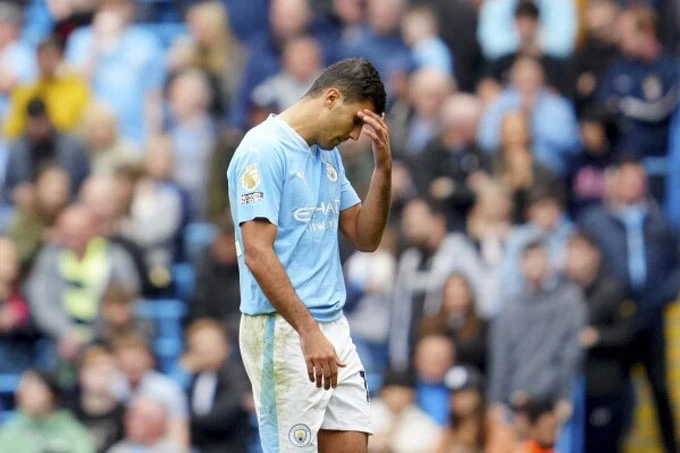 Rodri chấn thương ở trận Man City thắng Arsenal Rodri chấn thương ở trận Man City thắng Arsenal