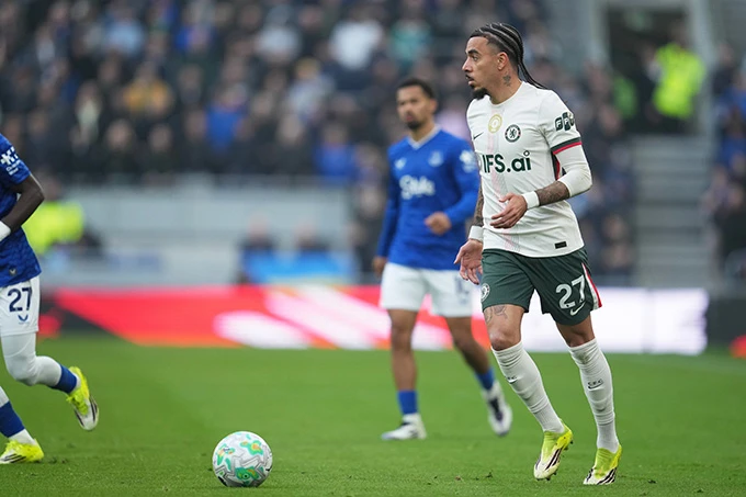 Rosenior cay đắng thừa nhận Chelsea ‘tự bắn vào chân’