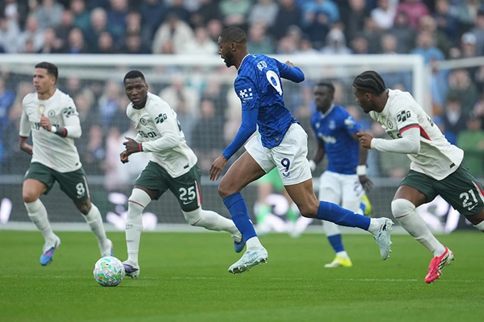 Rosenior cay đắng thừa nhận Chelsea ‘tự bắn vào chân’