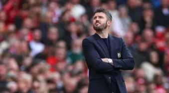 Roy Keane cảnh báo Michael Carrick về những lỗ hổng tại Man Utd