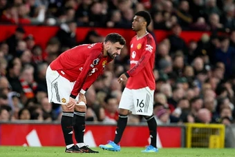 Roy Keane chê hàng tiền vệ Man Utd biến mất trước Leeds