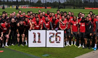 Salah xúc động nhận quà tri ân trước khi rời Liverpool