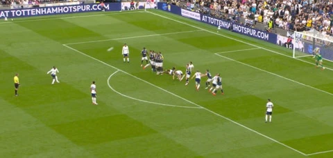 Sao Tottenham có pha đá phạt tệ nhất lịch sử Premier League