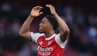 Sao trẻ Arsenal xúc động khi được fan Emirates hô vang tên