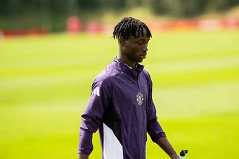 Sekou Kone của MU lập siêu phẩm trong màu áo mới