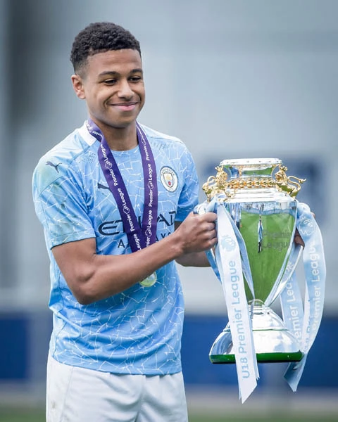 Shea Charles: Từ 'hàng thải' của Man City trở thành cầu thủ đắt giá nhất Bắc Ireland Shea Charles: Từ 'hàng thải' của Man City trở thành cầu thủ đắt giá nhất Bắc Ireland