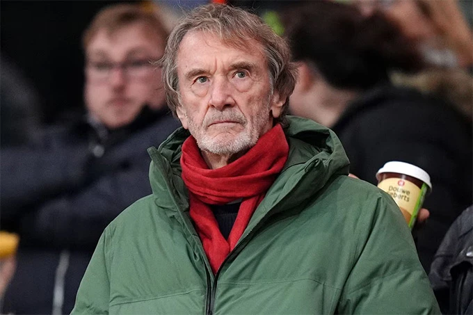 Sir Jim Ratcliffe né tránh câu hỏi về tương lai Carrick tại MU