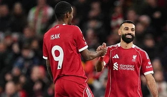 Slot hé lộ lý do chọn Isak thay thế Salah