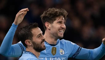Stones và Silva được Man City vinh danh đặc biệt