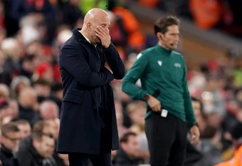 Sự ngạo mạn đẩy Arne Slot rời khỏi Anfield