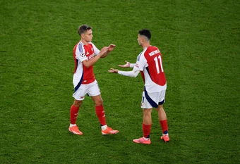 Sự rệu rã bên cánh trái đang bóp nghẹt tham vọng của Arsenal