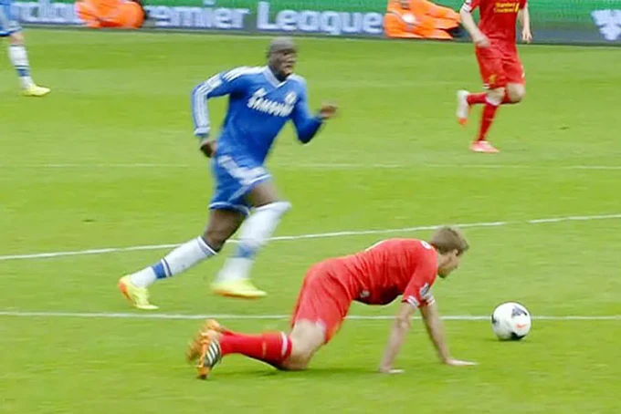 Szoboszlai tái hiện 'cú trượt chân' kinh điển của Gerrard Szoboszlai tái hiện 'cú trượt chân' kinh điển của Gerrard