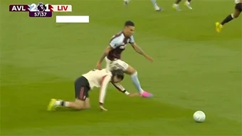 Szoboszlai tái hiện 'cú trượt chân' kinh điển của Gerrard