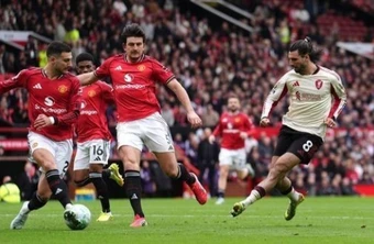 Szoboszlai trừng phạt sai lầm của MU, Liverpool rút ngắn tỷ số