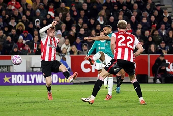 Tại sao Brentford có thể phải thua Liverpool để dự Cúp C1?