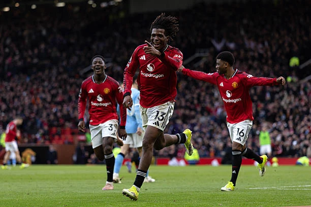 Tấm vé Champions League buộc MU phải sớm giải quyết bài toán Dorgu Tấm vé Champions League buộc MU phải sớm giải quyết bài toán Dorgu