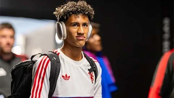 Thần đồng JJ Gabriel không được khoác áo Man United&nbsp;