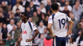 Thống kê chỉ ra khe cửa hẹp để Tottenham thoát rớt hạng