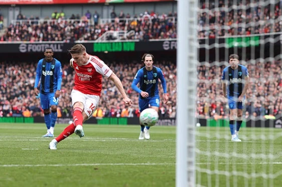 Thua sốc Bournemouth, Arsenal hụt hơi trong cuộc đua vô địch