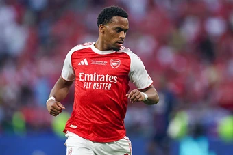Timber tiến gần ngày tái xuất trong màu áo Arsenal