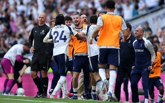 Tottenham chính thức trụ hạng sau chiến thắng nghẹt thở