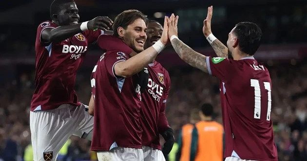 Tottenham rơi xuống nhóm cầm đèn đỏ và hồi chuông báo động Tottenham rơi xuống nhóm cầm đèn đỏ và hồi chuông báo động