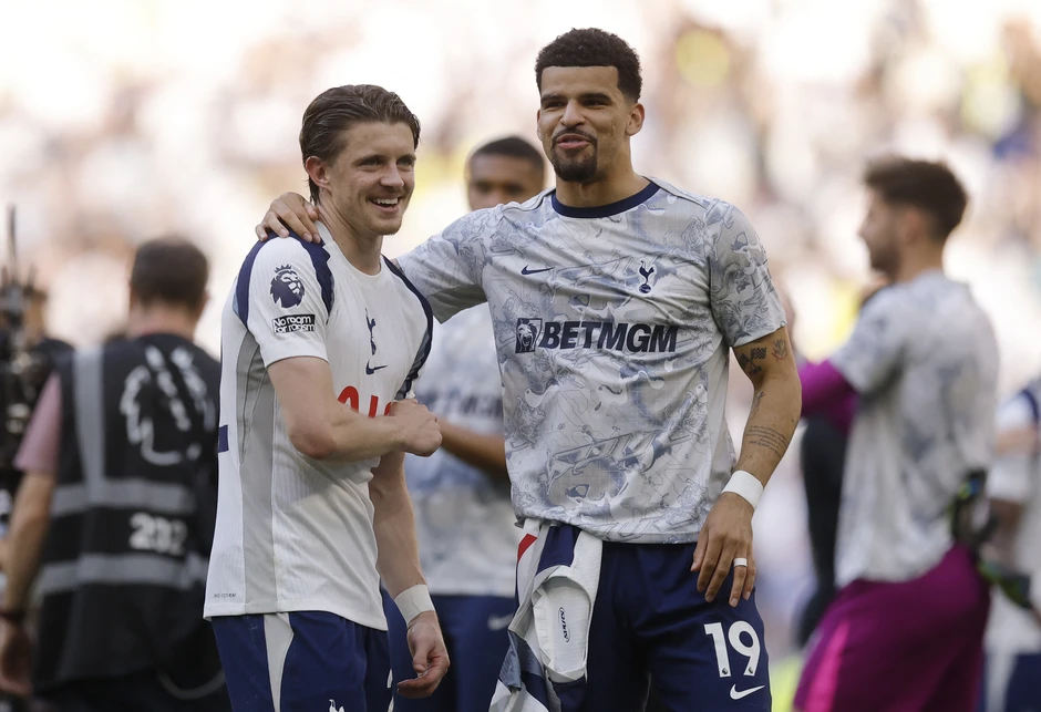Tottenham vỡ òa sau khi trụ hạng
