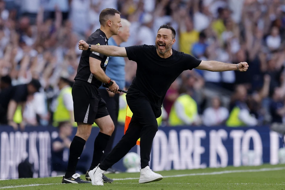 Tottenham vỡ òa sau khi trụ hạng