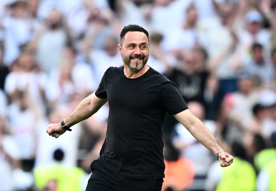 Tottenham vỡ òa sau khi trụ hạng