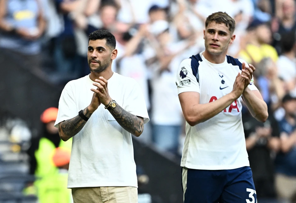 Tottenham vỡ òa sau khi trụ hạng