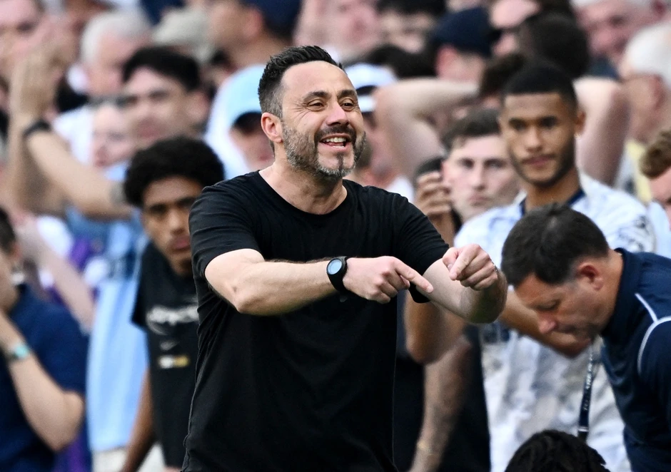 Tottenham vỡ òa sau khi trụ hạng