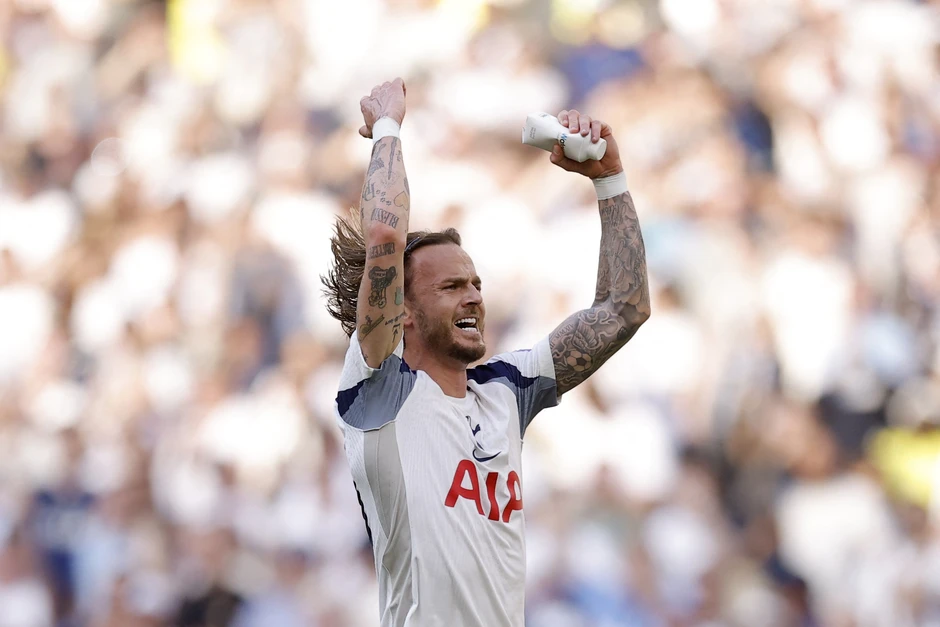 Tottenham vỡ òa sau khi trụ hạng