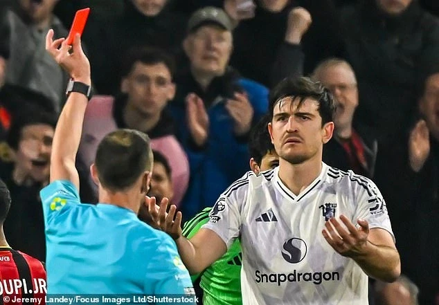 Tranh cãi nảy lửa về tấm thẻ đỏ của Maguire, khiến Man Utd rơi điểm đau đớn Tranh cãi nảy lửa về tấm thẻ đỏ của Maguire, khiến Man Utd rơi điểm đau đớn