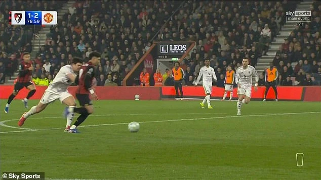 Tranh cãi nảy lửa về tấm thẻ đỏ của Maguire, khiến Man Utd rơi điểm đau đớn Tranh cãi nảy lửa về tấm thẻ đỏ của Maguire, khiến Man Utd rơi điểm đau đớn