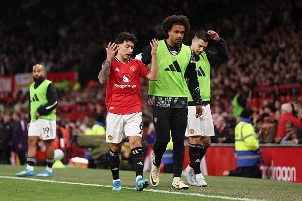 Trò hề từ trọng tài đẩy hàng thủ Man Utd vào cơn bĩ cực Trò hề từ trọng tài đẩy hàng thủ Man Utd vào cơn bĩ cực