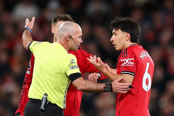 Trò hề từ trọng tài đẩy hàng thủ Man Utd vào cơn bĩ cực Trò hề từ trọng tài đẩy hàng thủ Man Utd vào cơn bĩ cực