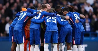 Trọng tài bị cầu thủ Chelsea vây kín trước trận đấu