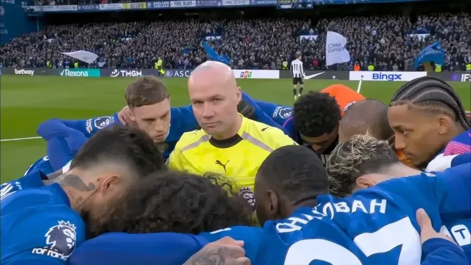 Trọng tài bị cầu thủ Chelsea vây kín trước trận đấu
