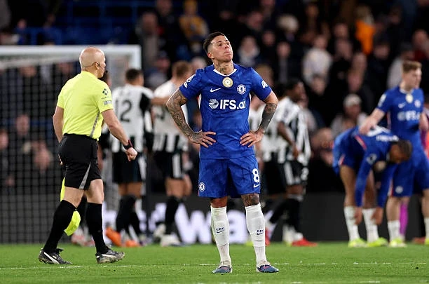 Trọng tài bị cầu thủ Chelsea vây kín trước trận đấu