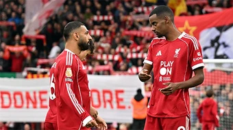 Trực tiếp Everton vs Liverpool: Isak sát cánh cùng Salah