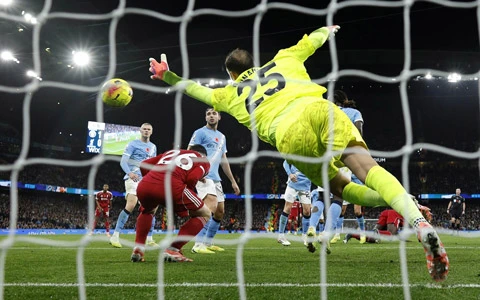 Từ đỉnh cao Premier League đến cú ngã vì những quả phạt góc Từ đỉnh cao Premier League đến cú ngã vì những quả phạt góc