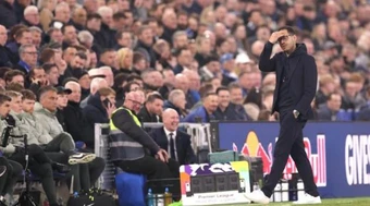 Từ "canh bạc" của giới chủ, HLV Chelsea hóa trò hề trên mạng