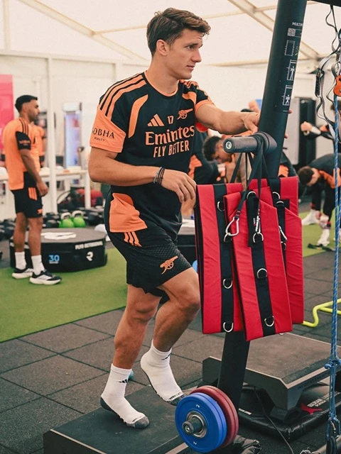 Tzolis, ‘chiến binh Hy Lạp’ khỏe nhất Arsenal Tzolis, ‘chiến binh Hy Lạp’ khỏe nhất Arsenal