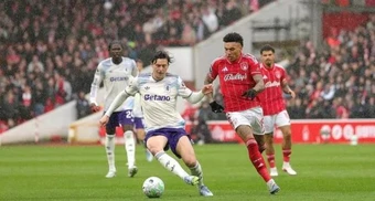 Unai Emery hồi sinh Victor Lindelof ở vị trí tiền vệ